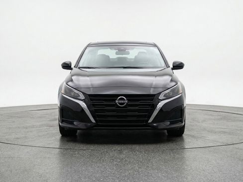 Used 2025 Nissan Altima 2.5 SV image 2