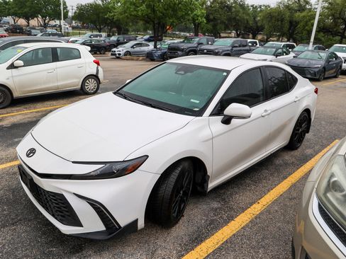 Used 2025 Toyota Camry SE w/ Convenience Package FWD image 3