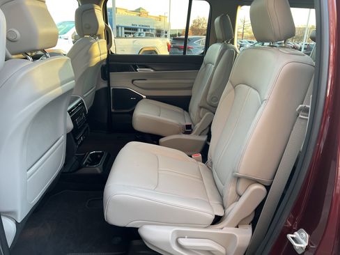 Used 2024 Jeep Wagoneer Series II w/ Premium Group I image 18