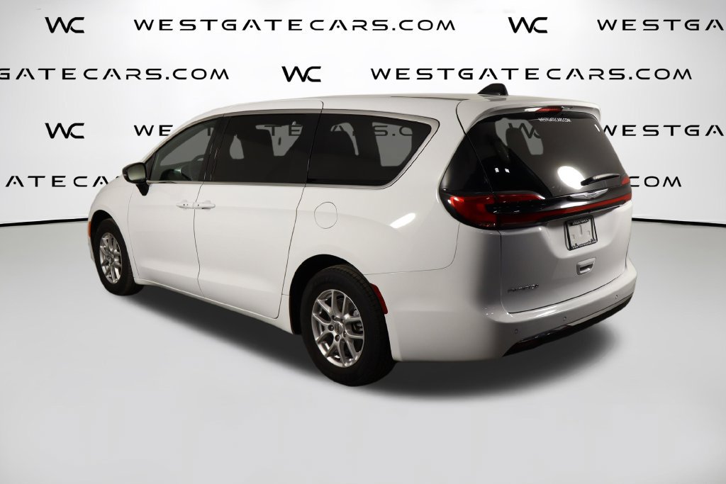 Used 2025 Chrysler Pacifica Select FWD image 48