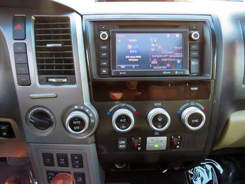 Used 2014 Toyota Sequoia Platinum image 25
