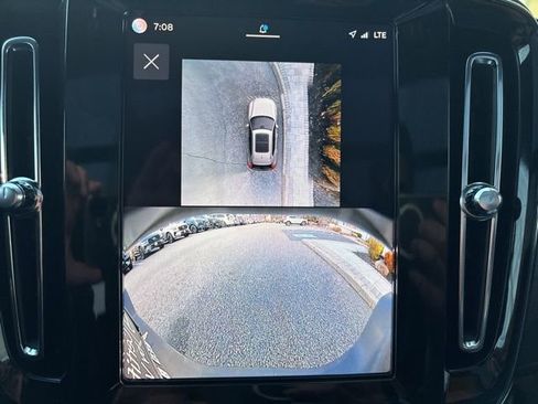 Used 2025 Volvo XC40 B5 Plus image 27