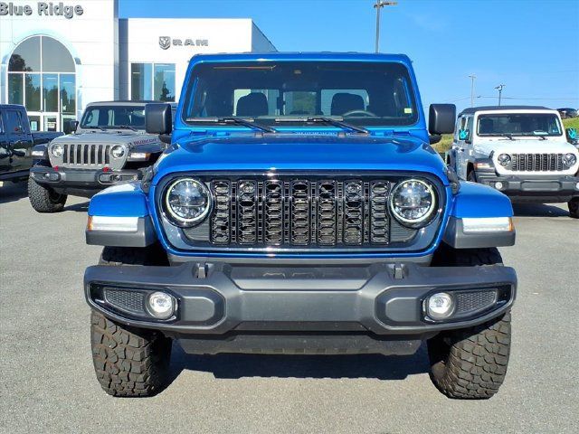 Used 2025 Jeep Gladiator Sport AWD/4WD image 11