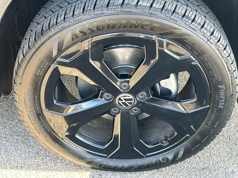 Certified 2025 Volkswagen Taos SE AWD/4WD image 7