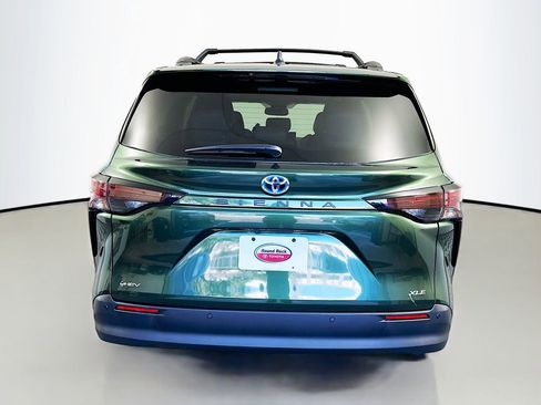 Used 2025 Toyota Sienna XLE w/ XLE Plus Package image 6