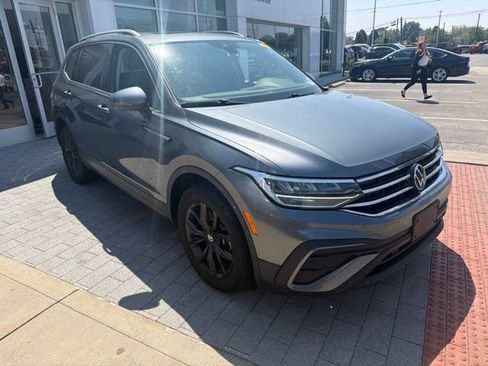 Used 2024 Volkswagen Tiguan SE w/ Panoramic Sunroof Package FWD image 7