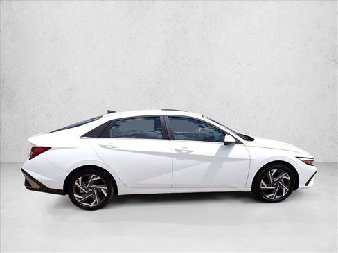 Used 2025 Hyundai Elantra Limited FWD image 5