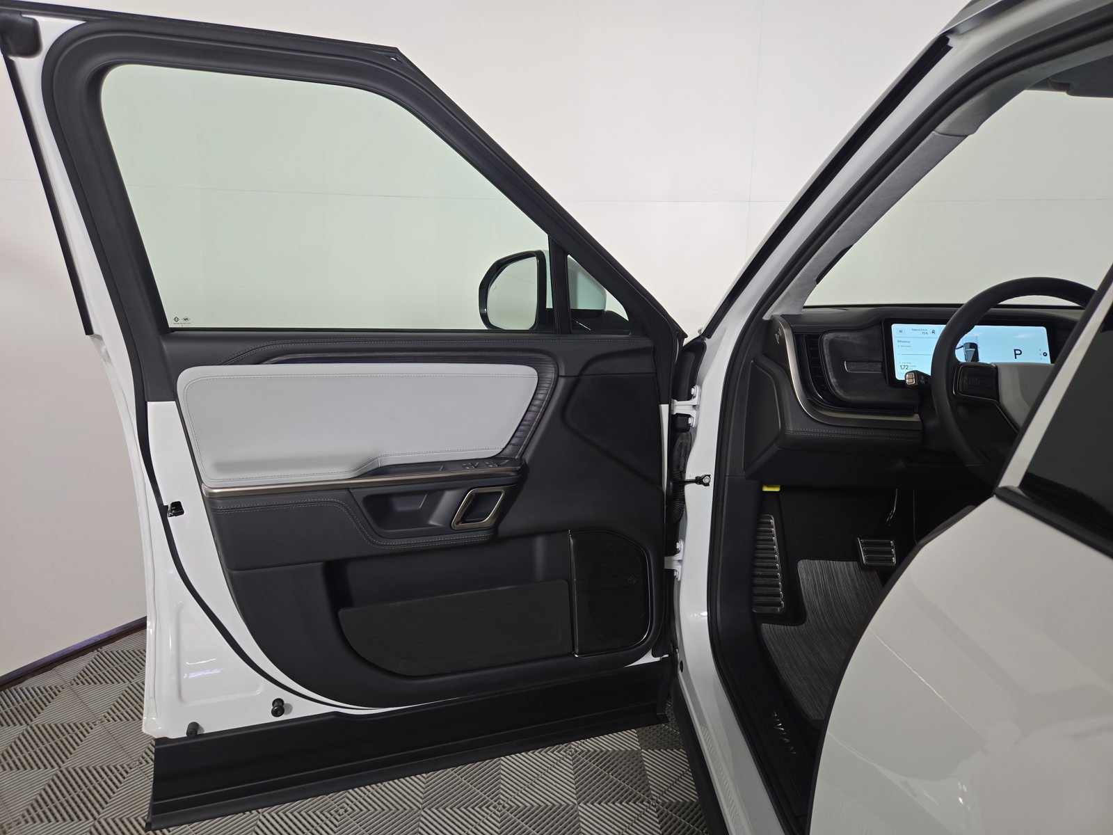 Used 2024 Rivian R1S Adventure Quad AWD/4WD image 16