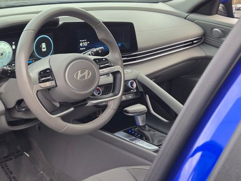 Used 2025 Hyundai Elantra SEL image 21