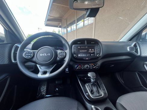 Used 2025 Kia Soul LX w/ LX Technology Package FWD image 33