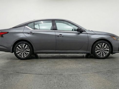 Used 2025 Nissan Altima 2.5 SV image 11