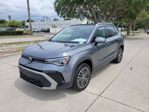 Certified 2025 Volkswagen Taos SE FWD image 9