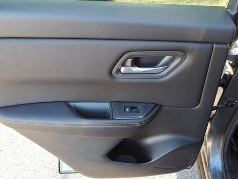 Used 2024 Nissan Rogue SV image 32