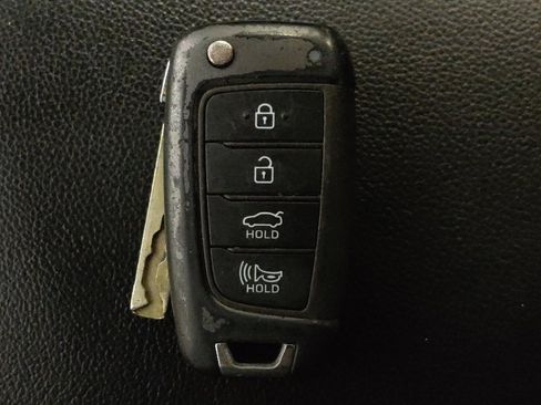 Used 2021 Hyundai Elantra SE FWD image 32