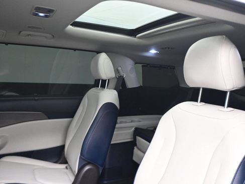 Used 2026 Kia Carnival SX w/ SX Dark Edition Package FWD image 17