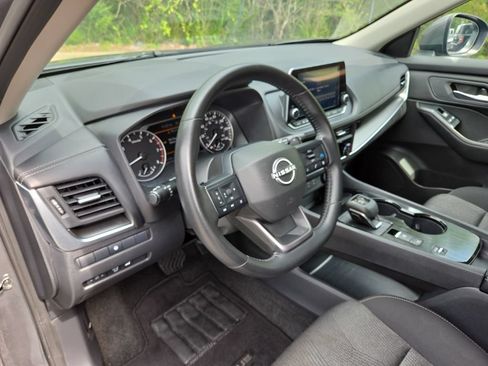Certified 2025 Nissan Rogue SV FWD image 17