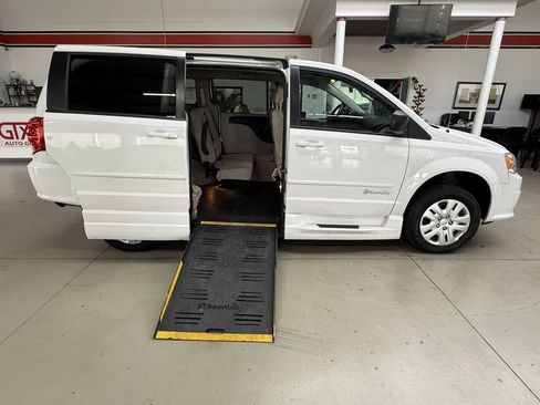 Used 2015 Dodge Grand Caravan SE w/ Quick Order Package 29E SE FWD image 14