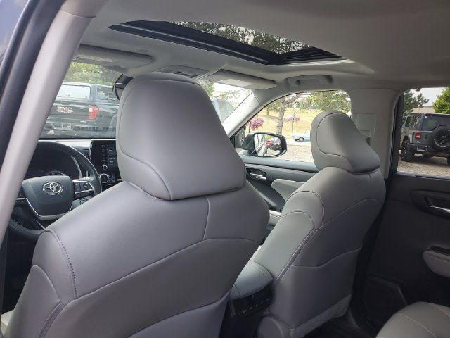 Used 2022 Toyota Highlander XLE AWD/4WD image 12