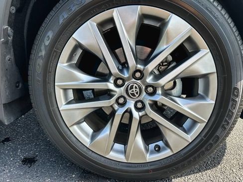 Used 2022 Toyota RAV4 XLE Premium AWD/4WD image 11