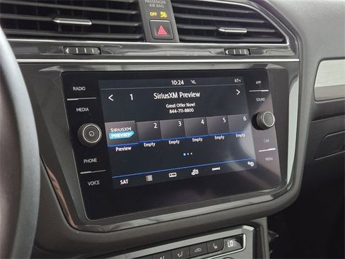 Used 2018 Volkswagen Tiguan SE w/ Panoramic Sunroof Package image 35