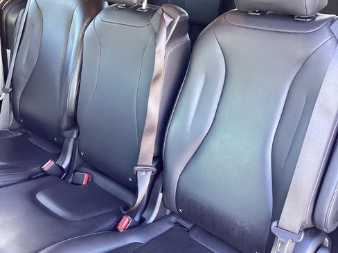 Used 2024 Kia Carnival LX image 10