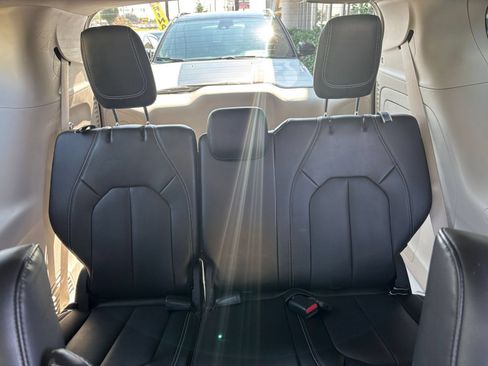 Used 2023 Chrysler Pacifica Touring-L FWD image 30