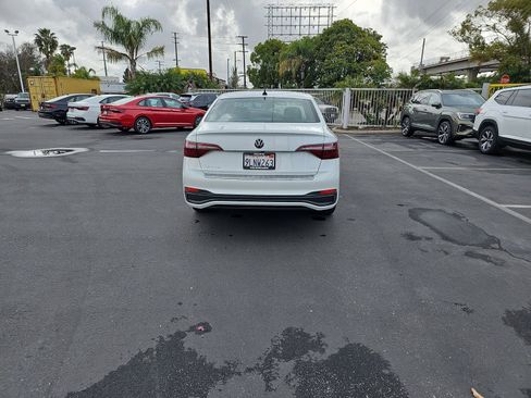 Certified 2024 Volkswagen Jetta SE w/ Panoramic Sunroof Package image 6