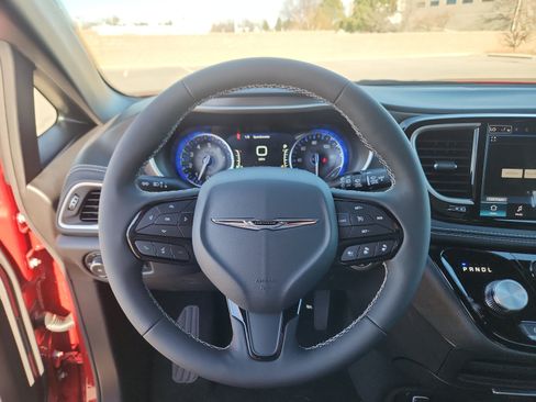 New 2026 Chrysler Pacifica Select image 10