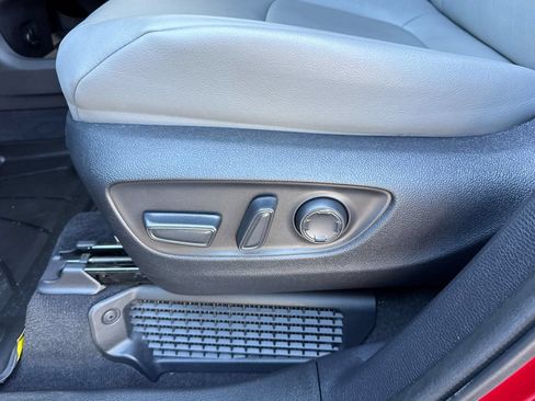 Used 2026 Toyota Sienna XLE FWD image 12
