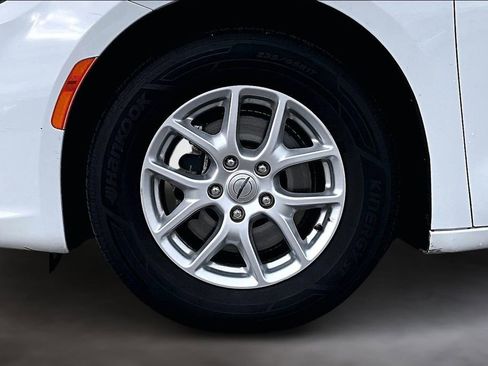 Used 2023 Chrysler Pacifica Touring-L FWD image 10