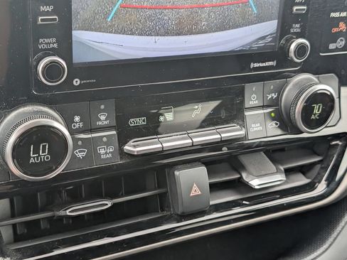 Used 2020 Toyota Highlander L FWD image 20