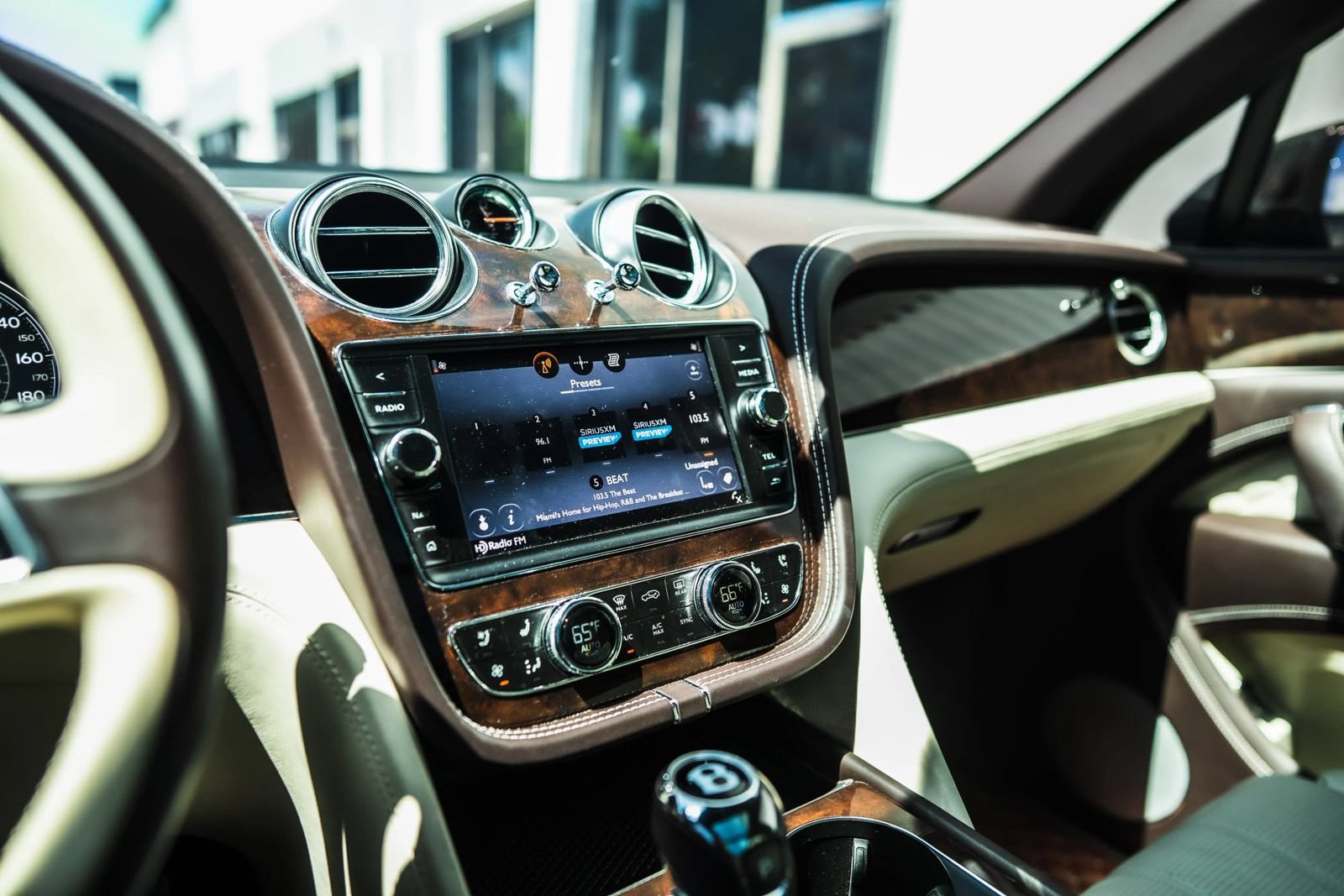 Used 2018 Bentley Bentayga AWD/4WD image 37