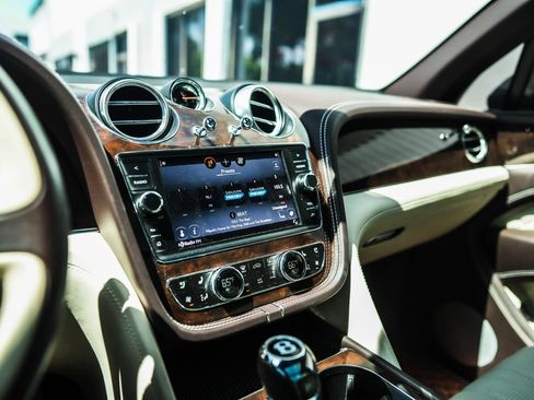 Used 2018 Bentley Bentayga AWD/4WD image 37