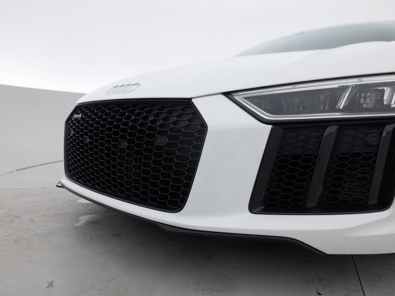 Used 2018 Audi R8 V10 w/ Premium Package RWD image 15