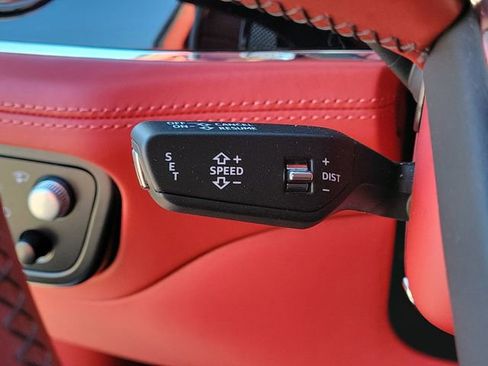 Used 2022 Bentley Bentayga image 35