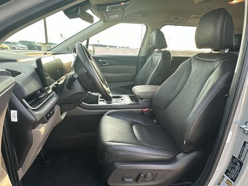 Used 2026 Kia Carnival EX FWD image 4
