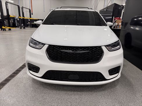 Used 2023 Chrysler Pacifica Touring-L w/ S Appearance Package image 34