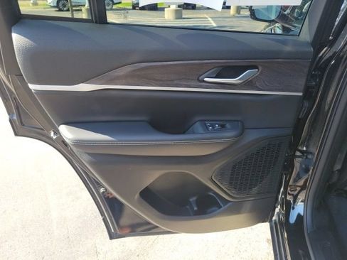 Used 2023 Jeep Grand Cherokee Limited AWD/4WD image 17