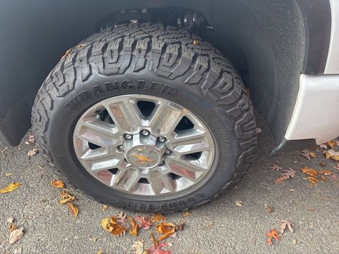 Used 2024 Chevrolet Silverado 2500 High Country w/ High Country Premium Package image 3