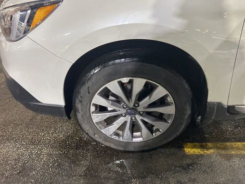 Used 2017 Subaru Outback 3.6R Touring image 3