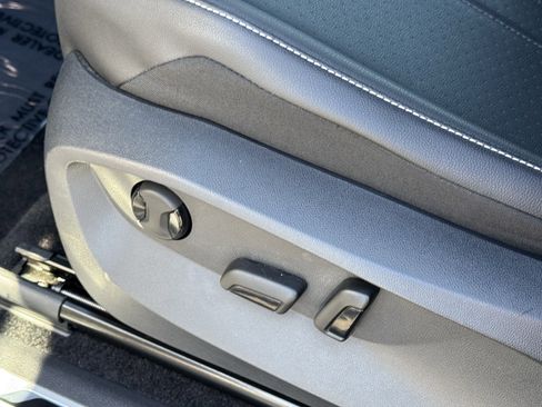 Used 2022 Volkswagen Tiguan SE R-Line image 17