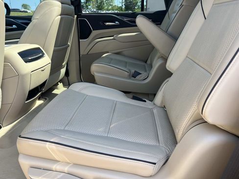 Used 2021 Cadillac Escalade Premium Luxury AWD/4WD image 19