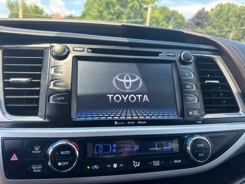 Used 2019 Toyota Highlander XLE AWD/4WD image 36