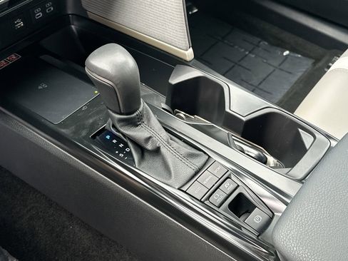 Used 2025 Toyota Camry SE image 18