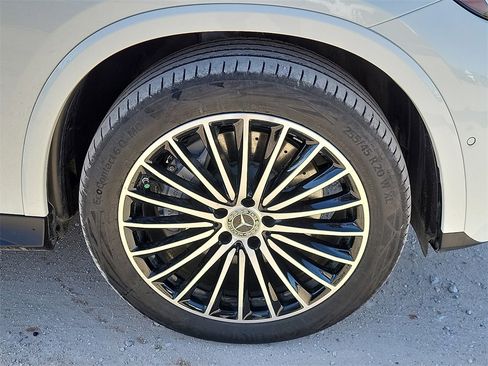 Used 2025 Mercedes-Benz GLC 300 4MATIC image 14