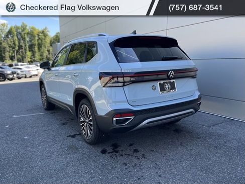 New 2025 Volkswagen Taos SE image 17