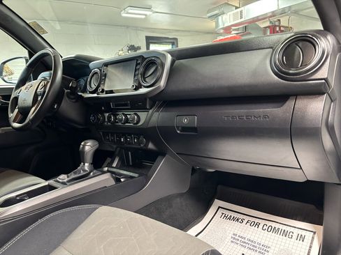 Used 2022 Toyota Tacoma TRD Sport w/ Technology Package image 19