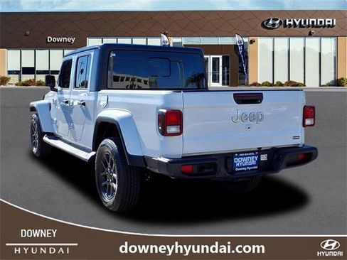 Used 2023 Jeep Gladiator Overland image 6