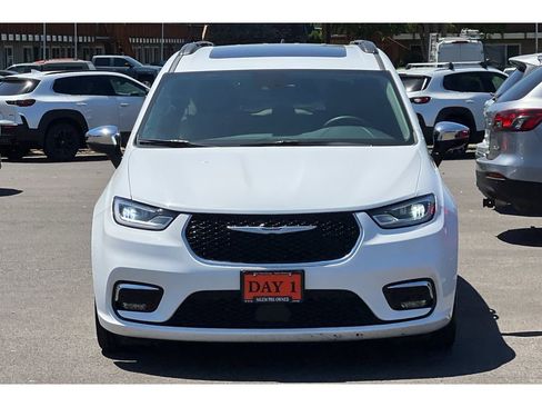 Used 2023 Chrysler Pacifica Limited image 11