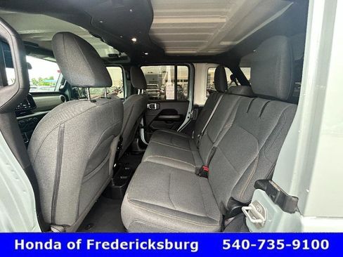 Used 2024 Jeep Wrangler Unlimited Sahara AWD/4WD image 26